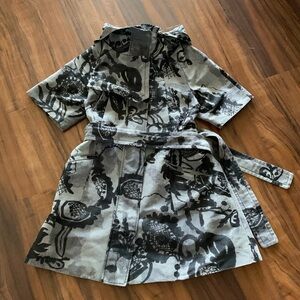 Beautiful rare to find Hanii Y - Grey Print Short Sleeve Jacket